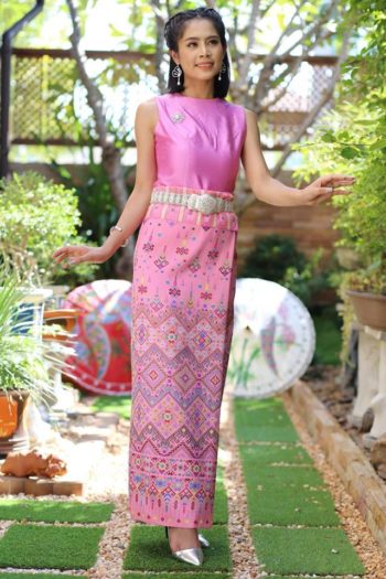 ผ้าซิ่นแพรวา กลุ่มทอผ้าไหมสมเด็จ ออกแบบโดย อ. อดุลย์